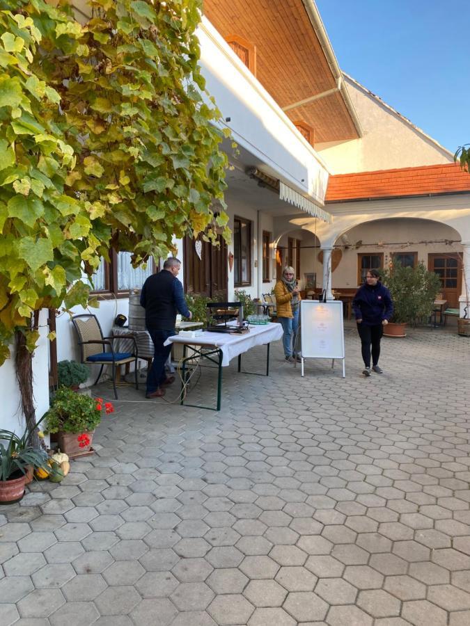 Andreashof Moerbisch Hotel Moerbisch Am See Ngoại thất bức ảnh